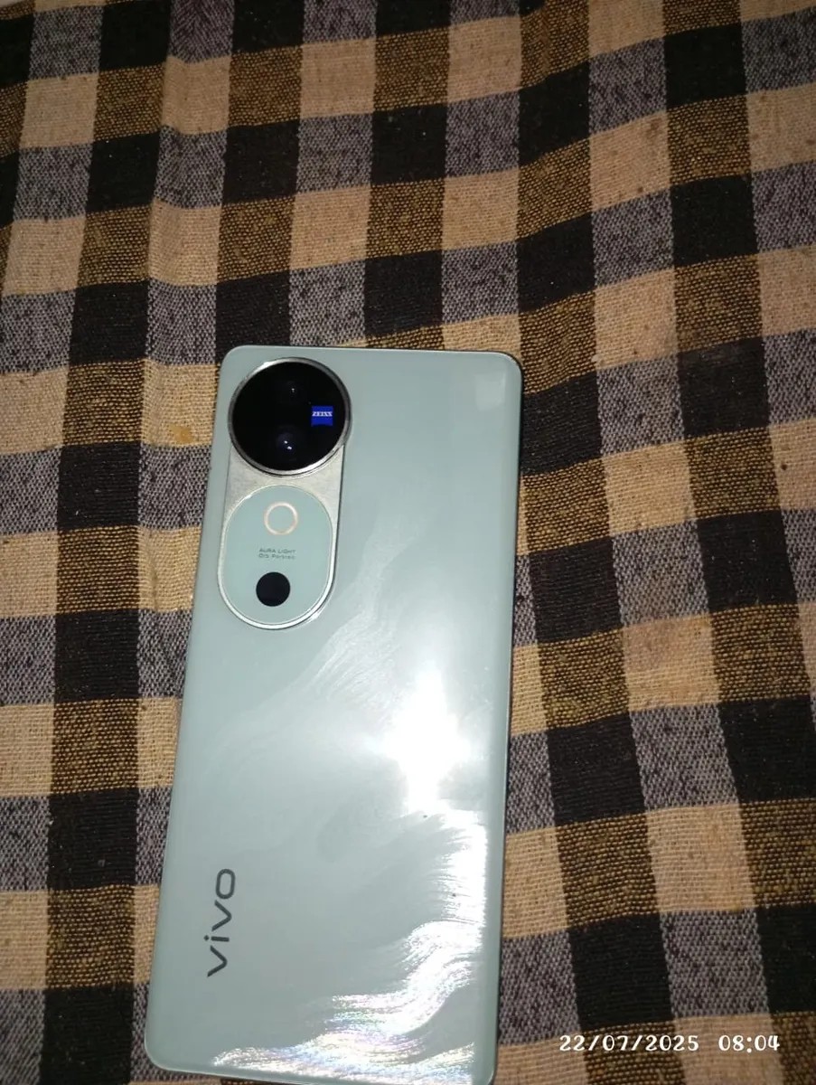 vivo V40